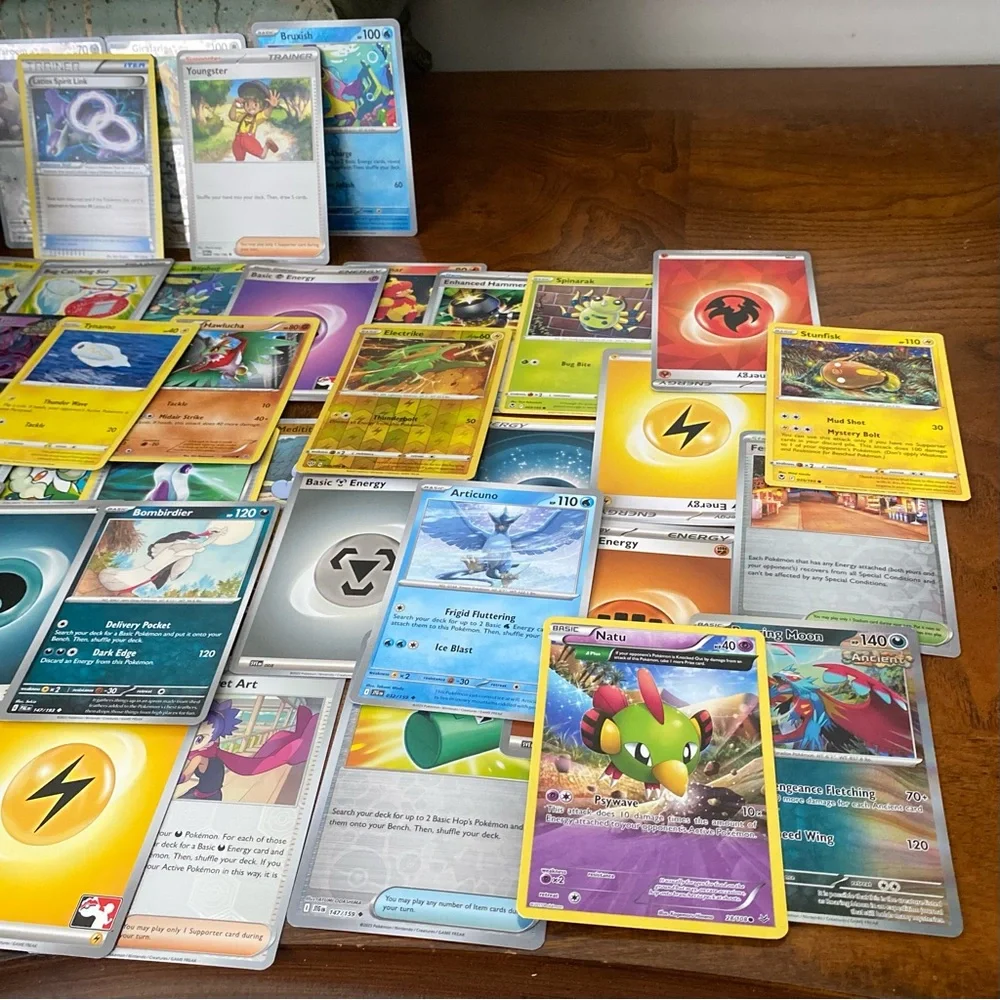 40 Pokemon Trading Cards bundle, Trainers/ Energy/ Basic